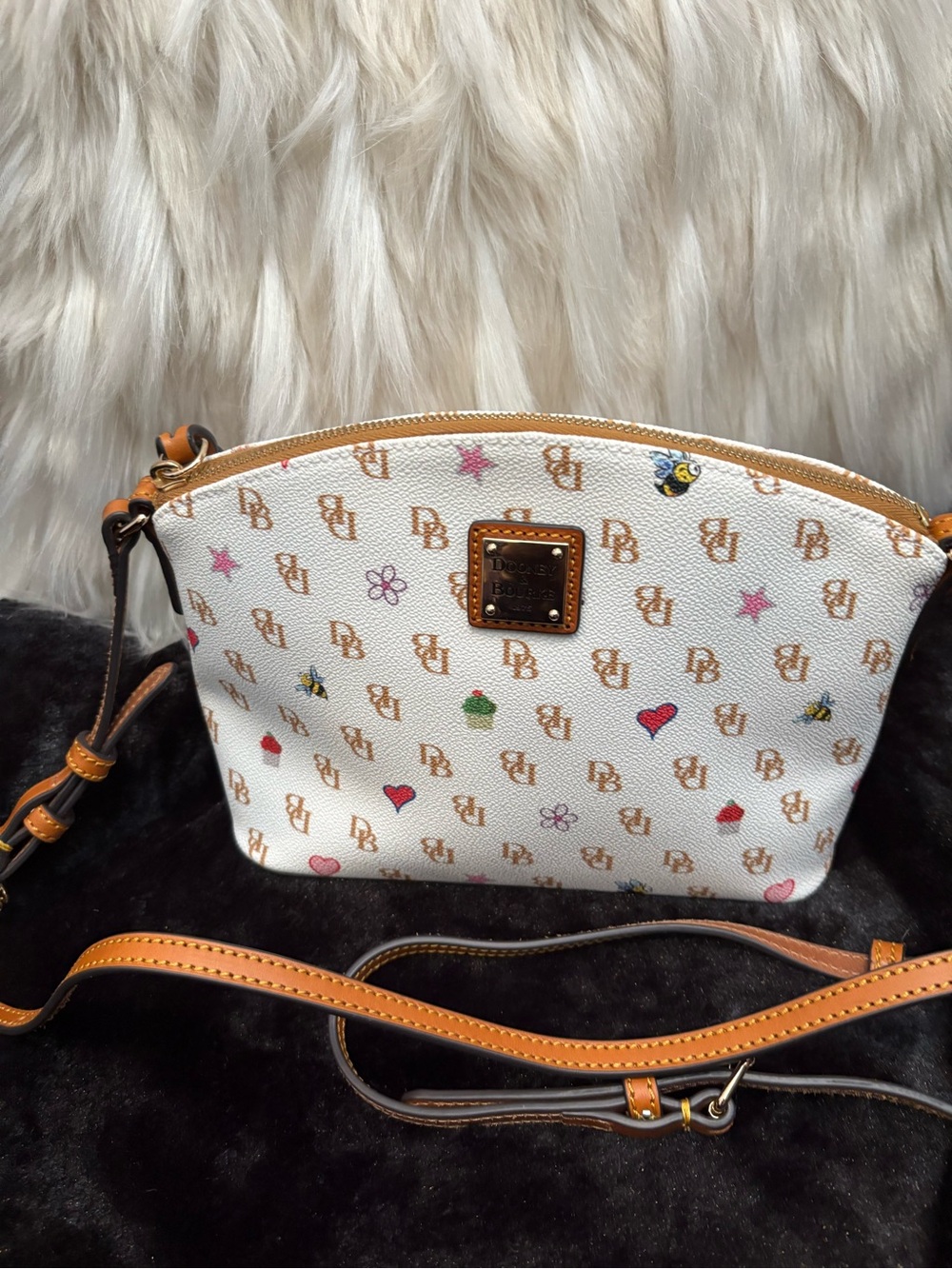 Dooney & Bourke Signature Crossbody Bag with Tan Trim 🐝 ⭐️and 💗 Accents